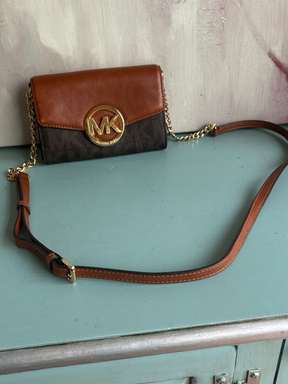Michael Kors Logo Hudson Phone Crossbody Bag Signature Brown MINT CONDITION - Picture 2 of 14